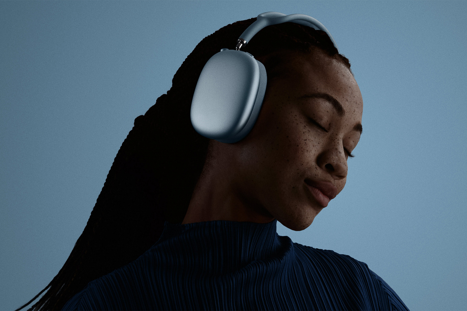 Apple представила наушники AirPods Max 2 — с новым чипом H2​ и улучшен­ным шумоподавле­нием